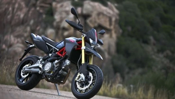 Aprilia Dorsoduro Factory disponibile nei concessionari a 9.990€