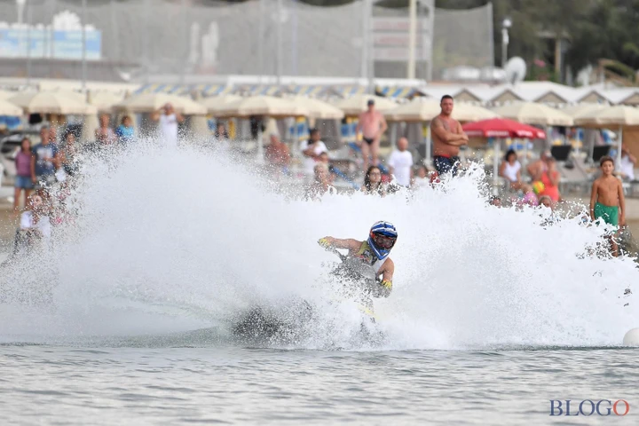 Sbarco in Normandy, boulevard. Come andare al mare con una moto d'acqua stradale