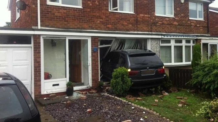 Una BMW X5 finisce parcheggiata fra divano e televisore
