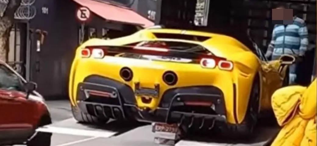 Ferrari SF90 Stradale cade dalla bisarca alla consegna [Video]