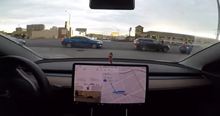 Tesla Full Self Driving: tra prodezze e pericoli scampati [Video]