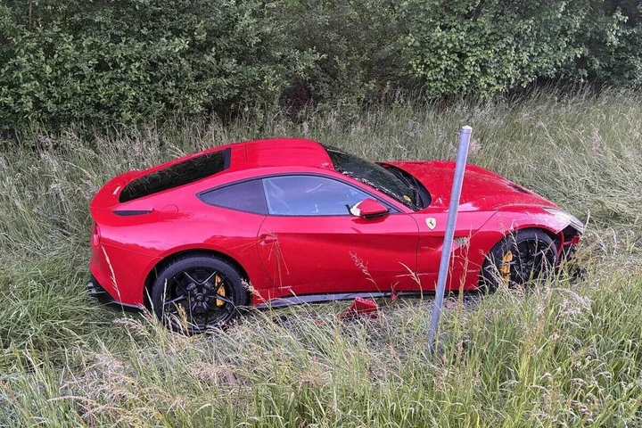 Si schianta con la Ferrari e la abbandona in autostrada, ma il peggio è dopo