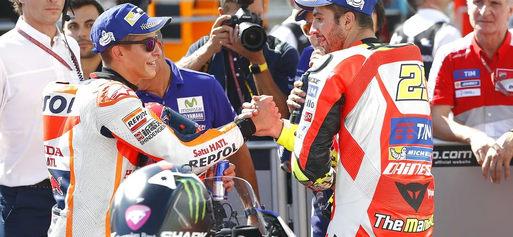 MotoGP Brno 2016: pole record di Marquez su Lorenzo e Iannone, Rossi 6° [Foto]