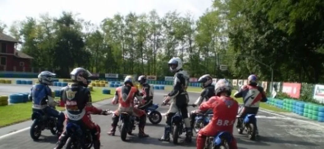 Foto del giorno: battaglie in minimoto