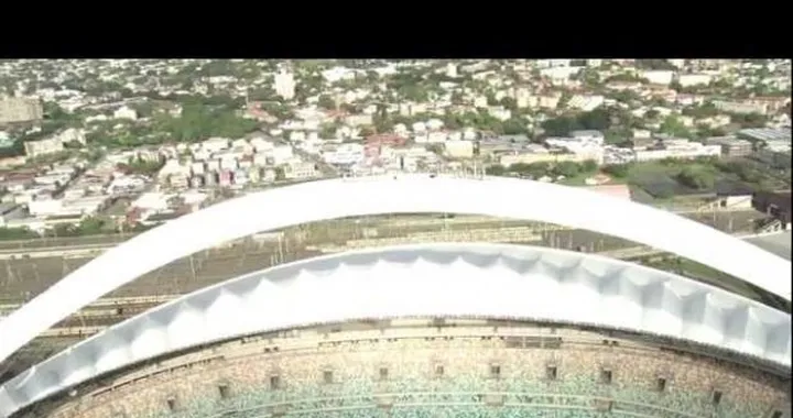 Brian Capper conquista l'arco del Moses Mabhida Stadium