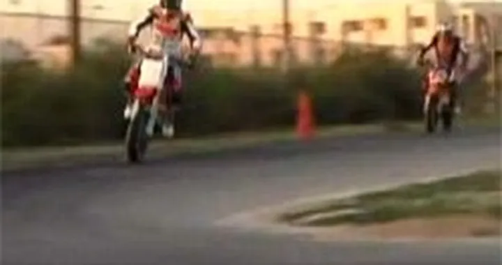 Nicky Hayden si allena con il Motard - video