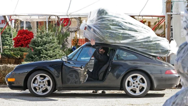 Keanu Reeves, la Porsche 911 e la magia di un Natale fuori dagli schemi