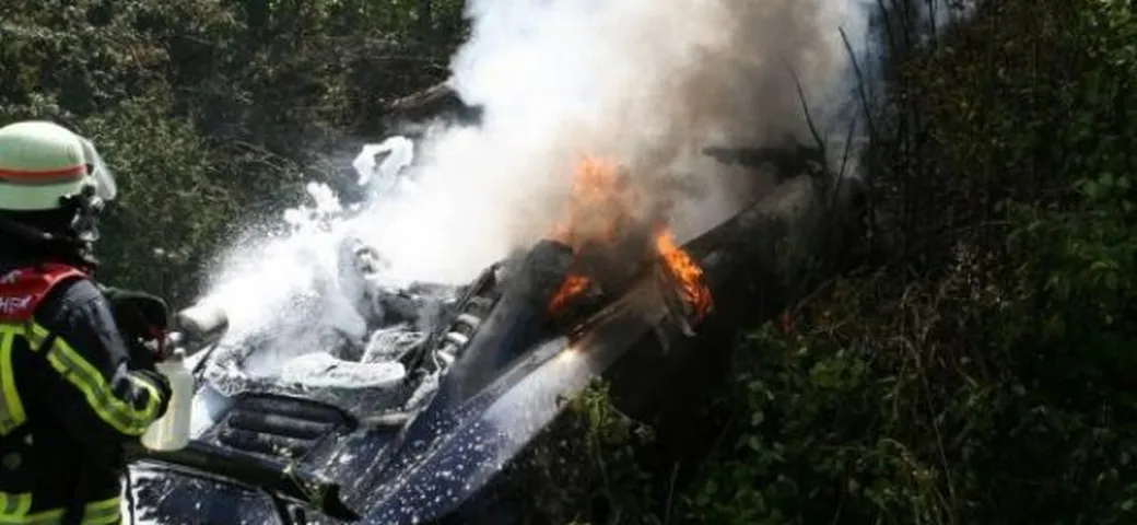 McLaren MP4-12C distrutta dalle fiamme dopo incidente