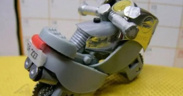 Come trasformare due accendini in una micro-moto /video