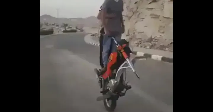 Follie in moto, impenna senza la ruota anteriore [Video]