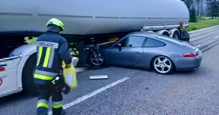 Porsche finisce sotto un'autocisterna: trascinata per 30 metri, auto distrutta
