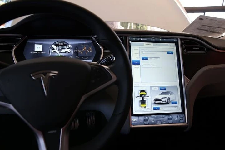 Tesla Model S: dagli Stati Uniti il jailbreak per l'impianto multimediale