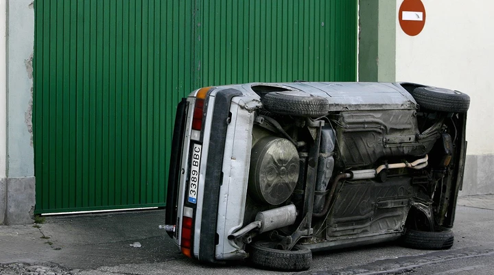 Una cimice gli vola nell'occhio e l'auto si ribalta