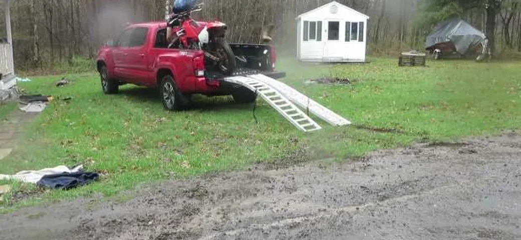 Come NON caricare la moto sul pick up [Video]