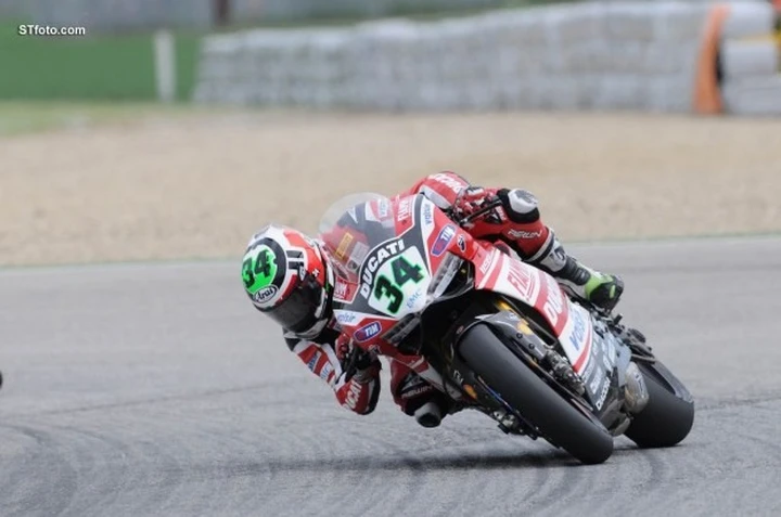 Foto del giorno: sequenza caduta Davide Giugliano ad Imola