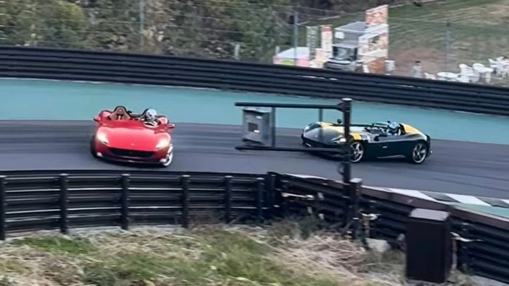 Sfiorato un disastro milionario con due Ferrari Monza SP2: brivido