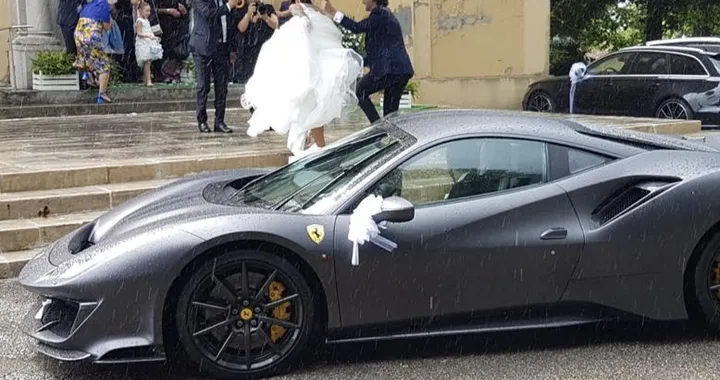 Uccio si sposa e Valentino fa da testimone e... Autista di lusso
