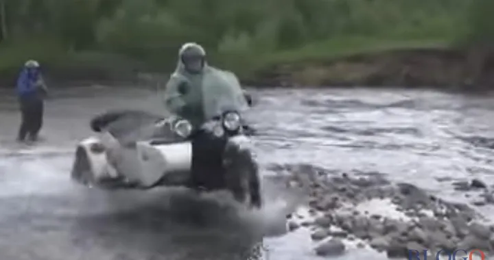 Sidecar attraversano il fiume [Video]