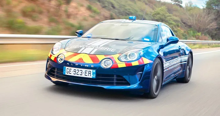 La polizia corre forte, grazie all'Alpine A110: fuggiaschi avvertiti