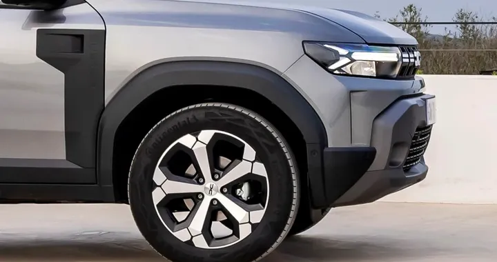 Dacia Duster, nel 2028 cambia look: il SUV low cost prepara la risposta alle cinesi