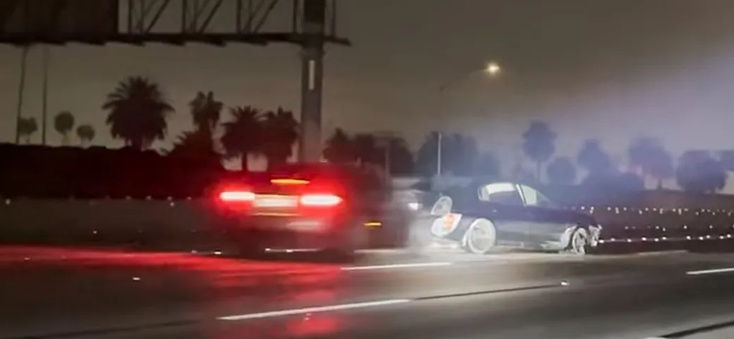 Spaventoso incidente in autostrada: il tamponamento multiplo è inevitabile [Video]