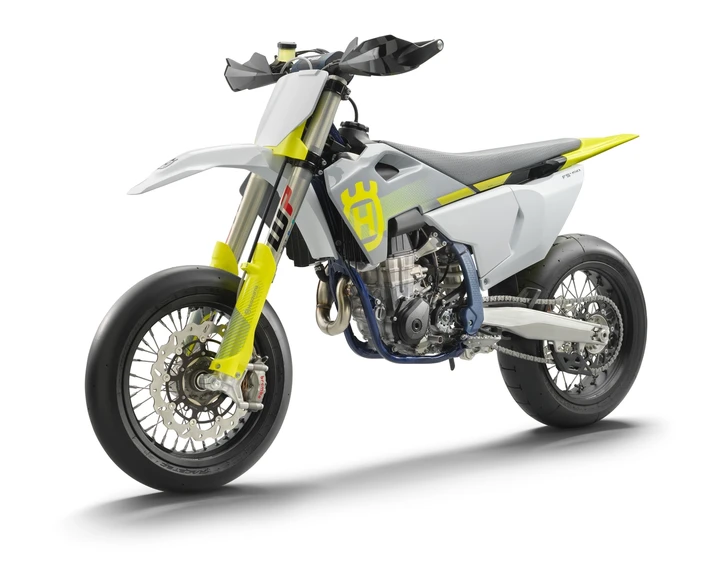 Husqvarna FS 450 2024: la supermoto da racing si aggiorna [FOTO]