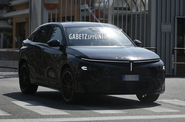 Lancia Gamma HF avvistata su strada: il nuovo SUV sportivo si mostra nei test