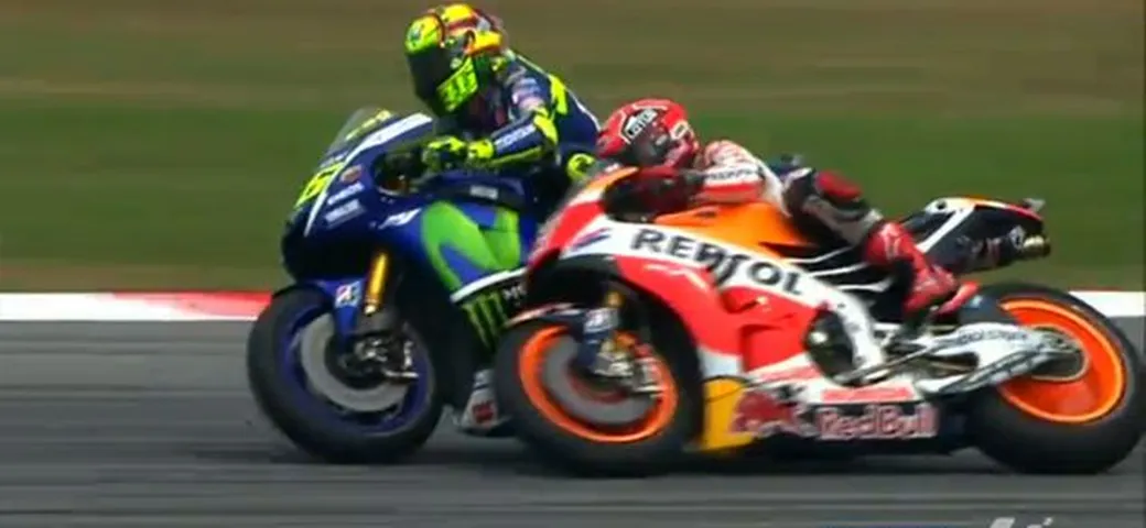 MotoGP, pole incandescente di Vinales. Quel “pasticciaccio” fra Rossi e Marquez: sanzioni?