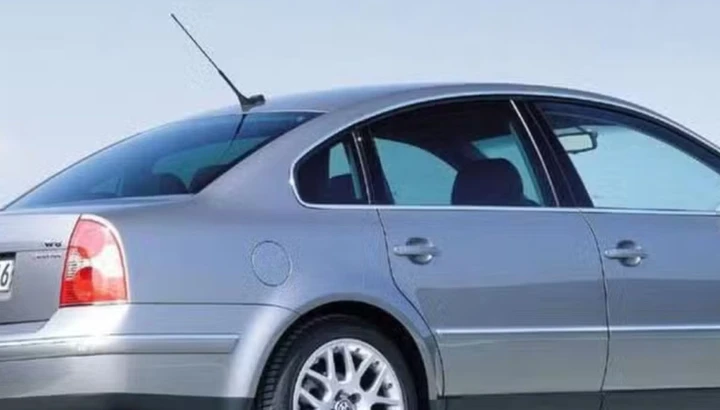 L'insospettabile berlina con motore W8, follie da prima anni 2000