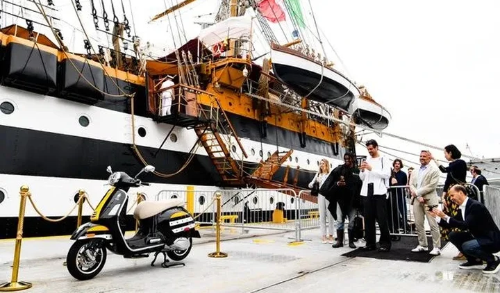 Vespa celebra l'Amerigo Vespucci: a New York debutta un modello unico