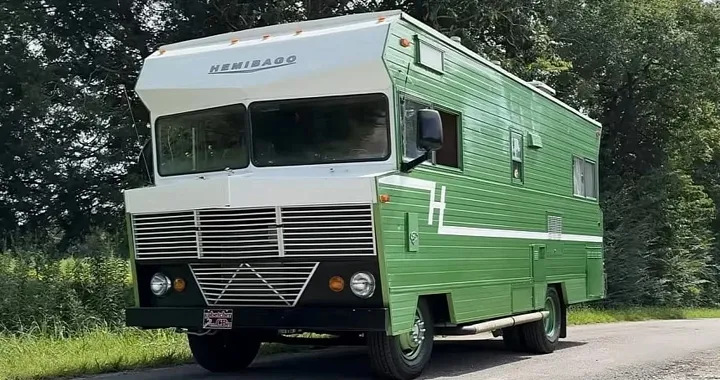 Il camper anni '70 con motore Hellcat da 700 CV che fa i burnout