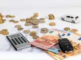 Assicurare un'auto ibrida conviene, costa il 17% in meno di un diesel: perché