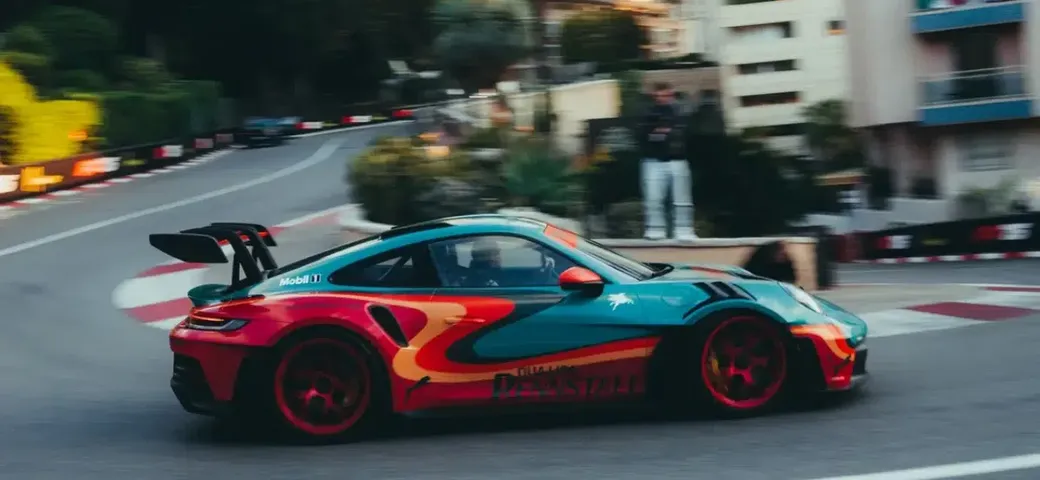 Dua Lipa firma la Porsche Rennstall 911 GT3 RS: solidarietà a Monaco