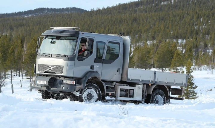 Volvo FL 4x4, il nuovo camion off-road: nessuna strada fa paura