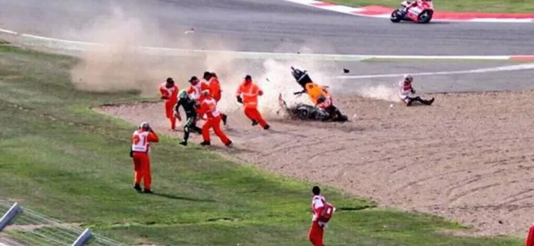MotoGP Silverstone 2013: Marquez 'graziato' dall'airbag nell'incidente del Warm-Up | video