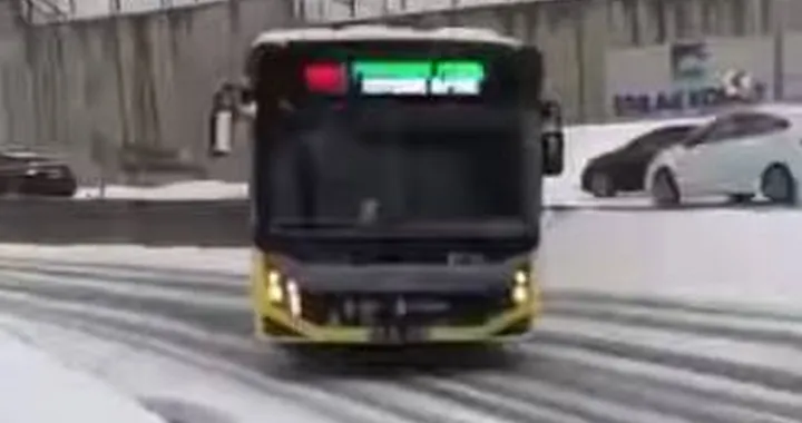 Drifting con l'autobus fra le vetture su una strada urbana | Video