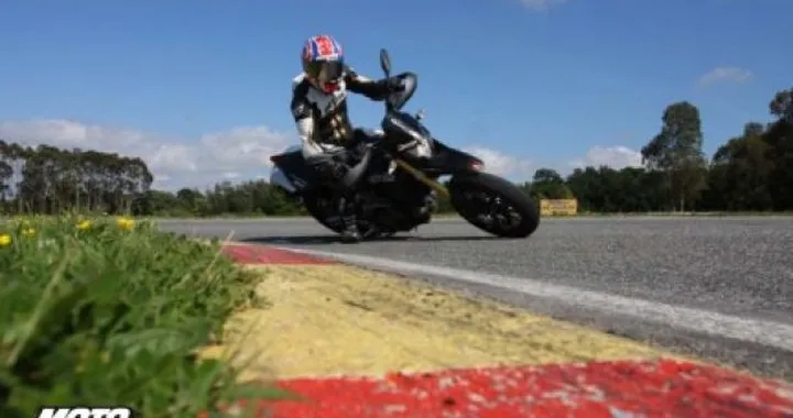 KTM 690 SMC VS Aprilia Dorsoduro, motard contro