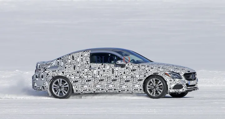 Mercedes Classe C Coupé: foto spia sulla neve