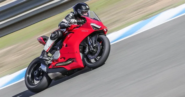 Ducati Panigale V2: la prova in pista a Jerez (VIDEO)