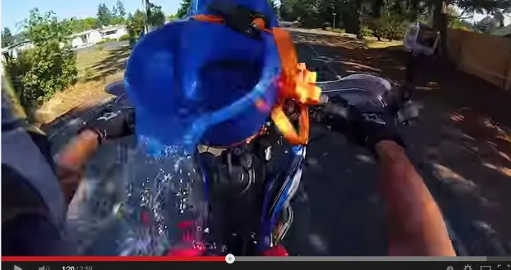 Ice Bucket Challenge: quando la doccia gelata si fa impennando [Video]