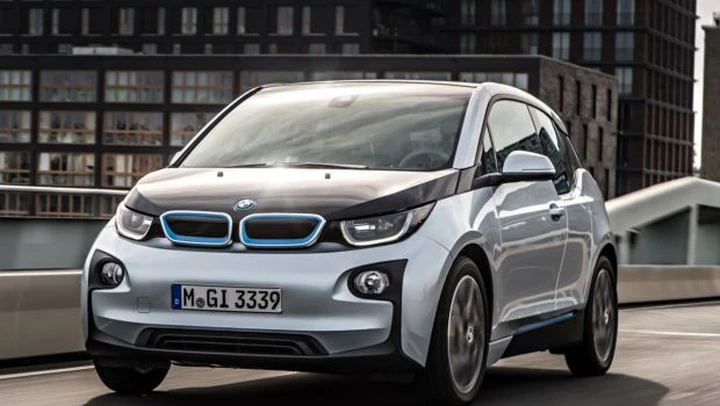 BMW i3: il video dell'elettrica in pista