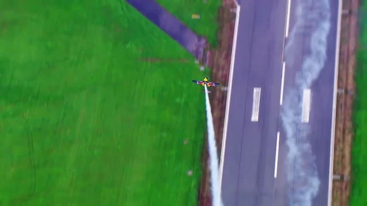 aereo contro auto redbull