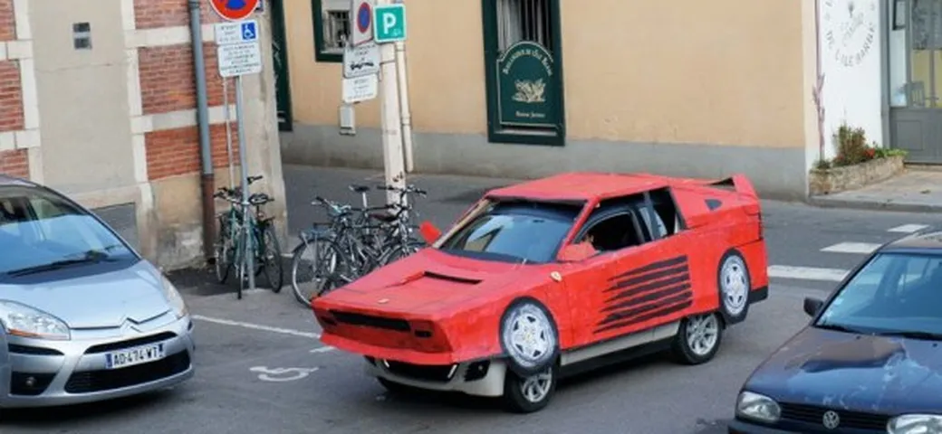 Ferrari Testarossa: per l'artista Benedetto Bufalino è in cartone