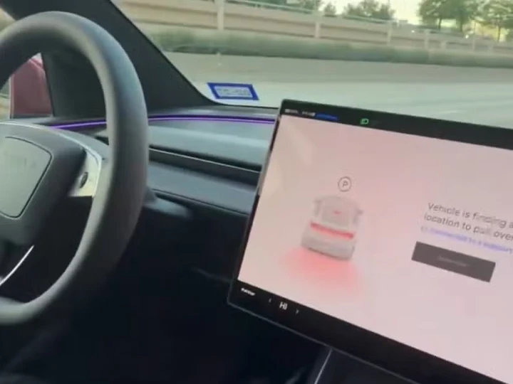 Tesla, il Robotaxi chiede al passeggero di uscire in marcia: follia