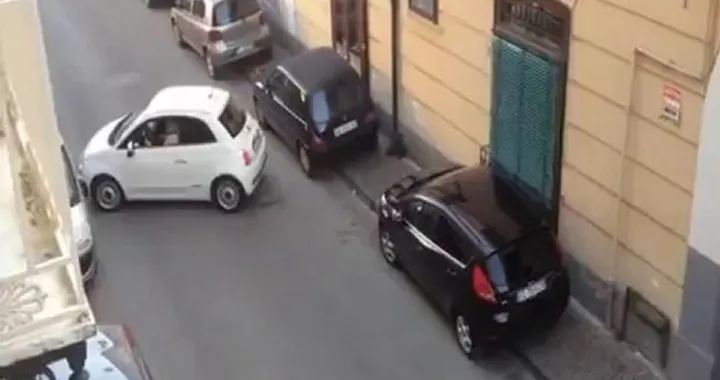 Follia a Cardito: automobilista blocca traffico per ore. Rissa sfiorata. E' un fake?