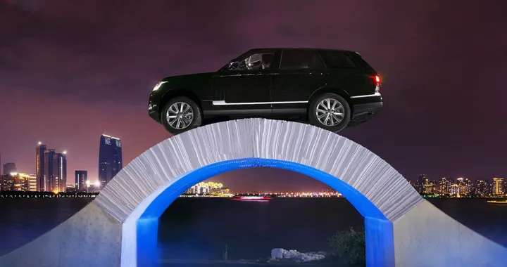 Range Rover festeggia 45 anni attraversando un ponte di carta [Video]