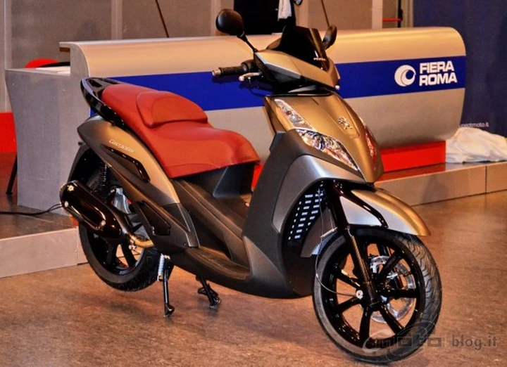 Peugeot Geopolis 300 M.Y. 2013 in anteprima mondiale al Motodays 2013