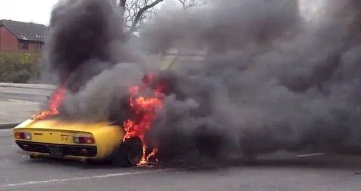Va a fuoco una Lamborghini Miura. Il proprietario accusa l'officina