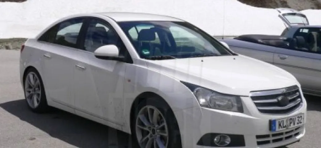 Buick: foto spia di un modello su base Chevrolet Cruze?