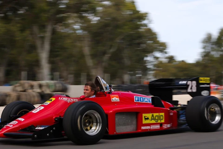Con la Ferrari di Formula 1 sulle strade dell'Australia [Video]